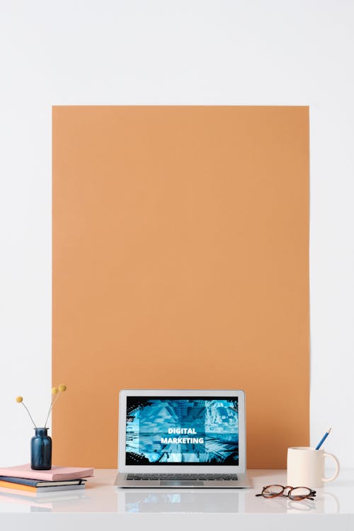 Laptop aberto com campanha publicitária no Google Ads