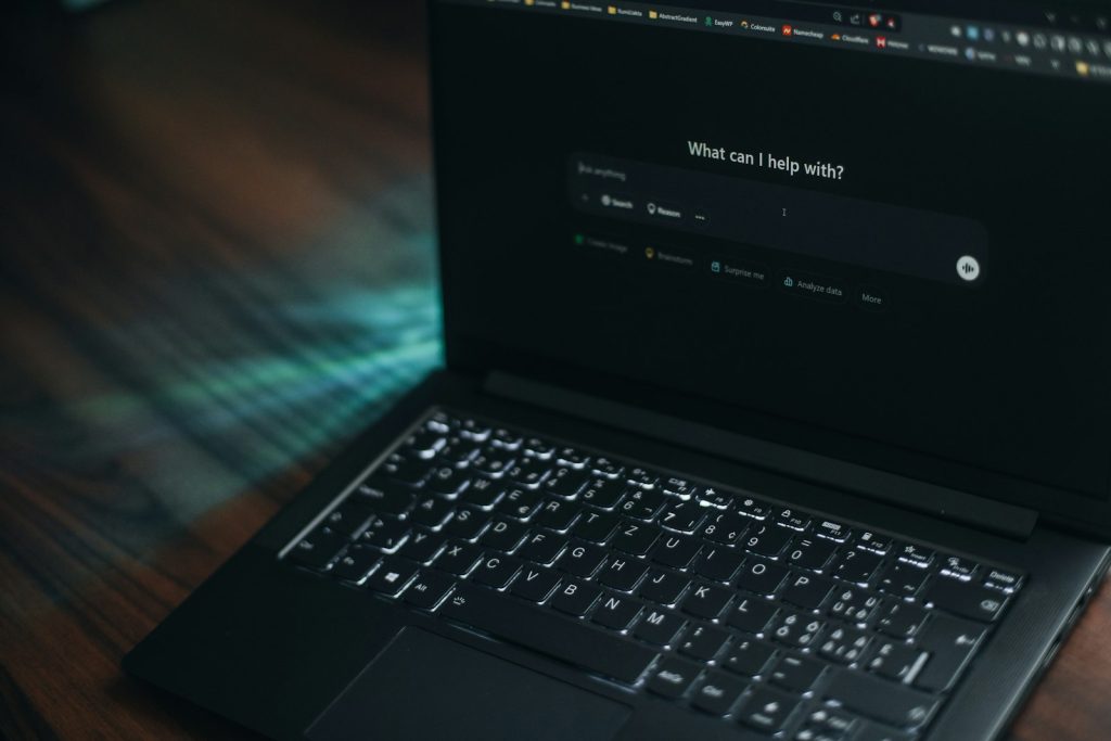 Tela de laptop com busca de IA, representando o uso de inteligência artificial no marketing de pequenos negócios