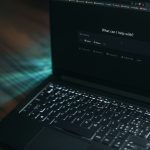 Tela de laptop com busca de IA, representando o uso de inteligência artificial no marketing de pequenos negócios