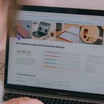 Pessoa olhando um dashboard de planejamento em laptop para organizar um calendário de postagens nas redes sociais