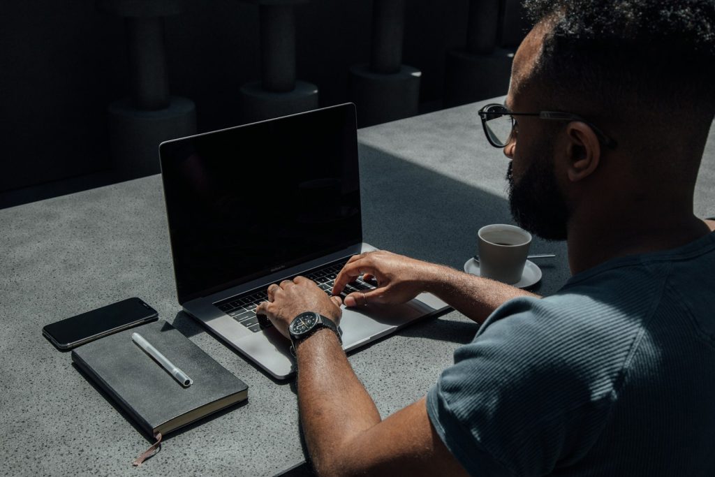 Pessoa usando laptop para criar campanhas e sequências de email marketing