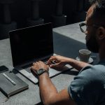 Pessoa usando laptop para criar campanhas e sequências de email marketing