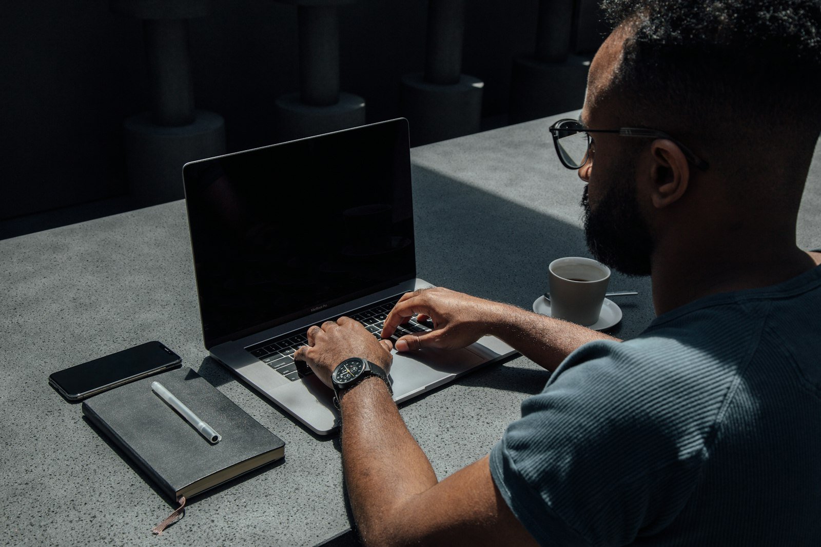 Pessoa usando laptop para criar campanhas e sequências de email marketing