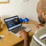 Empreendedor iniciante trabalhando no laptop planejando o proprio negocio