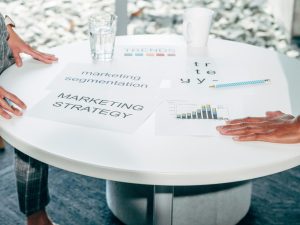 Dois profissionais colaborando em plano de negocios e estrategia de marketing em mesa