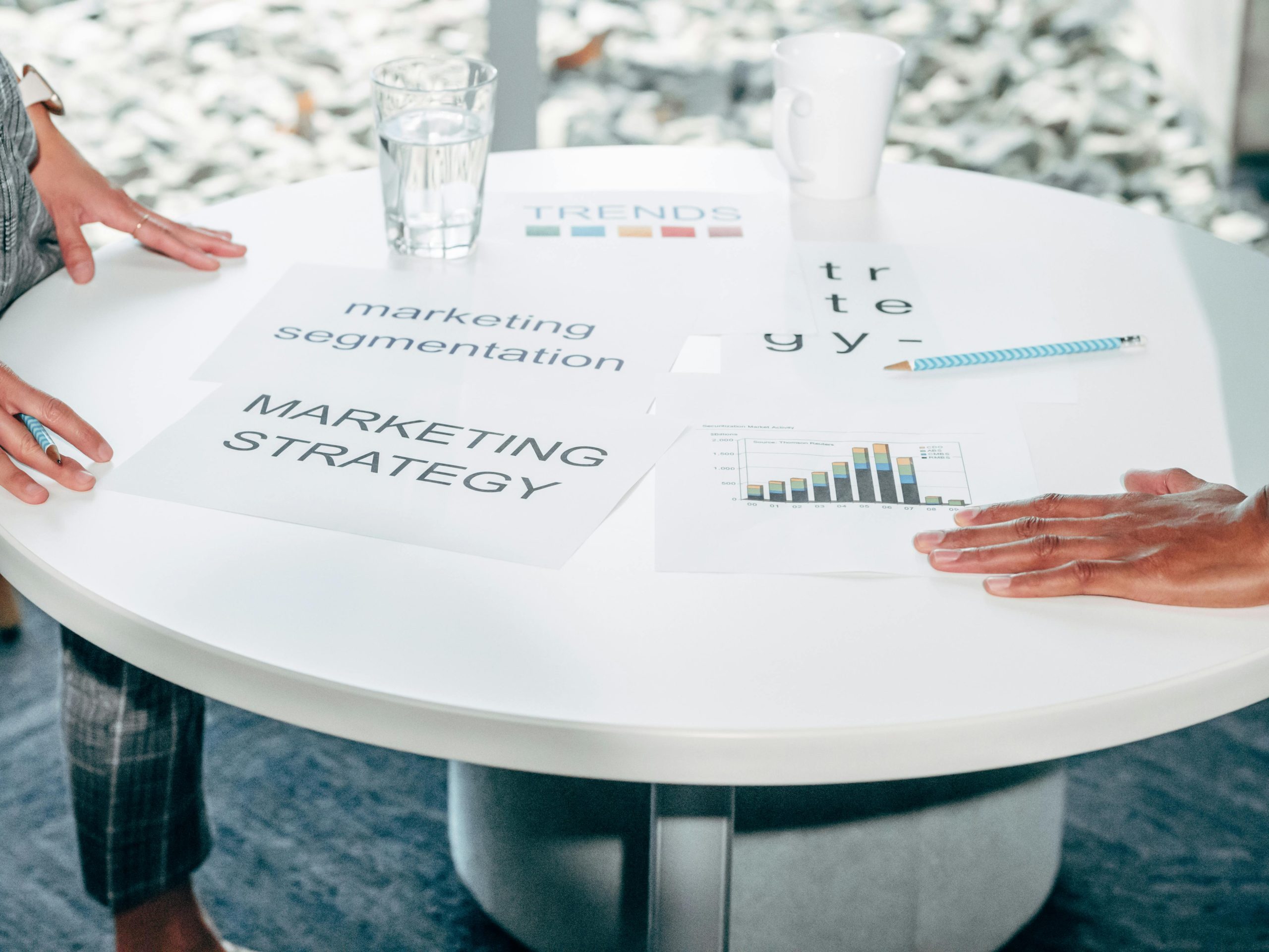 Dois profissionais colaborando em plano de negocios e estrategia de marketing em mesa