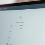 Tela de CRM com cadastro de contatos em monitor para pequenas empresas